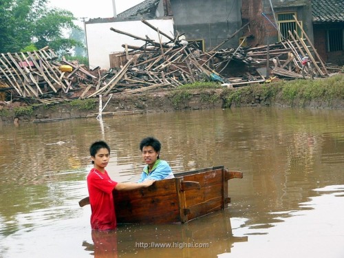 瀘州洪水上漲上千群眾大轉移 新區供電中斷(圖) 瀘州洪水上漲上千群眾大轉移 新區供電中斷(圖)