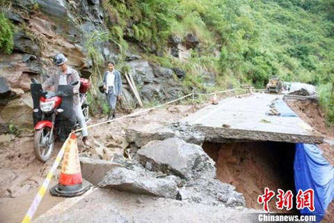 重慶省道103云陽段發(fā)生滑坡 道路雙向封閉