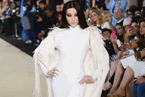 <b>范冰冰巴黎t臺壓軸走秀 范冰冰非專業(yè)模特卻在巴黎</b>