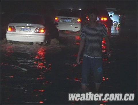 河北多地出現強降水 石家莊道路積水出行受阻