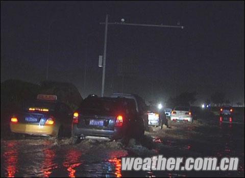 河北多地出現強降水 石家莊道路積水出行受阻