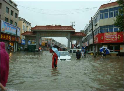 直擊江蘇響水強暴雨:積水齊腰深 商家忙搶貨