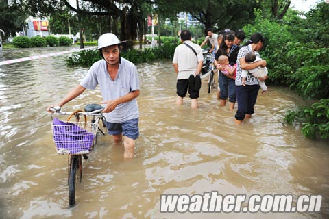 大暴雨席卷廣西北海 市民積水路段拉網抓魚