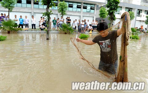 大暴雨席卷廣西北海 市民積水路段拉網抓魚