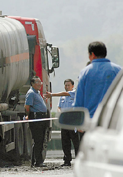 陜西省安監局楊達才在車禍現場傻笑