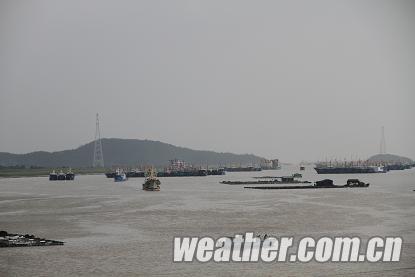 浙江象山崇攙港 近千艘漁船回港避風