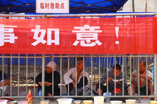 南昌廟會把行乞者圍欄圈住