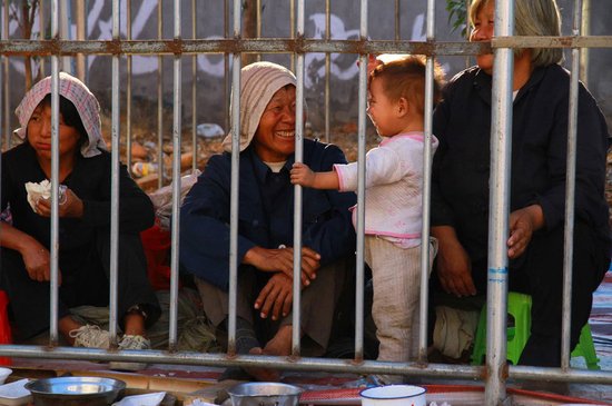 南昌廟會把行乞者圍欄圈住