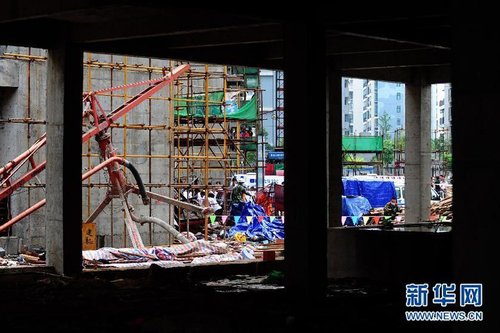 武漢電梯從34層高空墜落