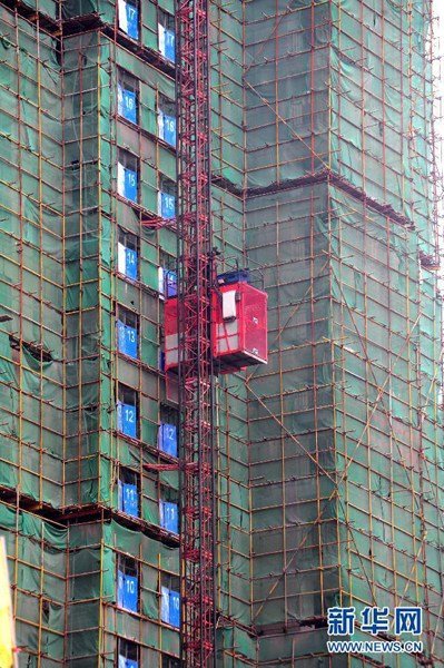 武漢電梯從34層高空墜落