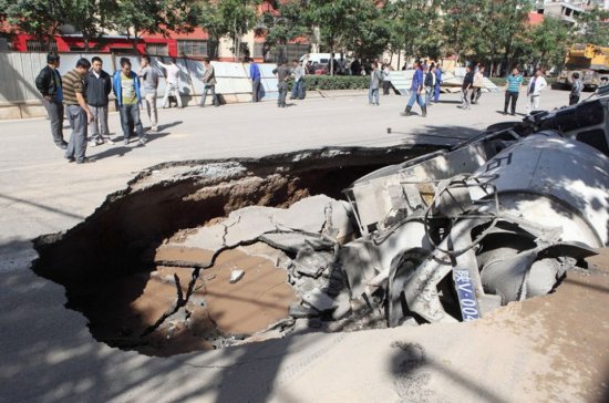 西安太華路路面塌陷