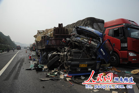 湖南境內車禍 濃霧致湖南境內高速22輛車追尾多人傷亡
