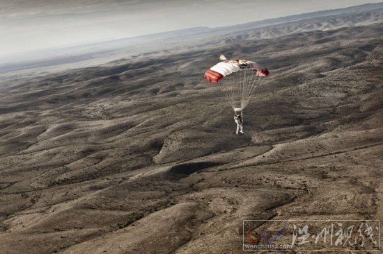 費利克斯鮑姆加特納完成平流層3.7萬米世界第一跳