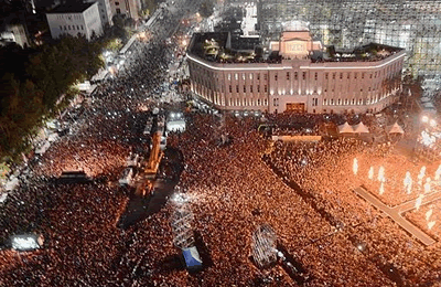 psy江南style演唱會(huì) 8萬(wàn)多觀眾尖叫伴psy騎馬舞和神曲江