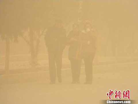 新疆羅布泊南岸遭強沙塵