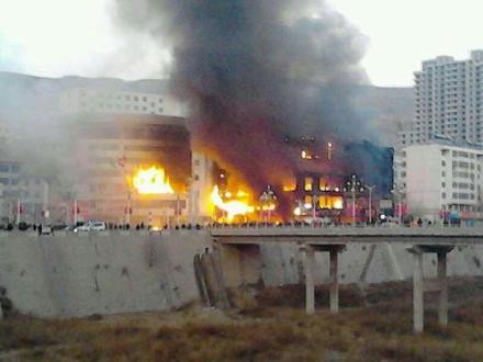 11月28日延川縣全家福超市發(fā)生特大火災(zāi)
