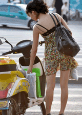 騎電瓶車的美女如此絕色