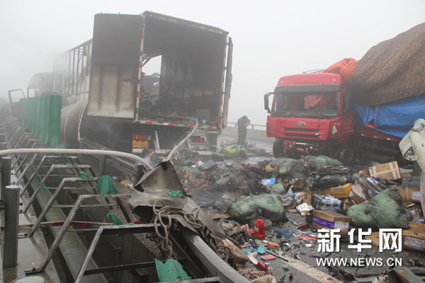 山東高速多車(chē)追尾