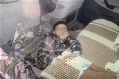 溫州一名幼童被困車內(nèi)