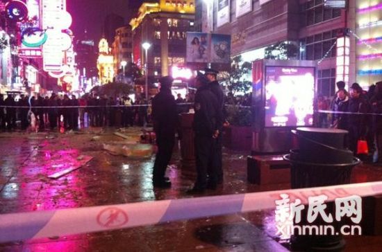 南京路鯊魚缸爆裂 南京路鯊魚缸爆裂