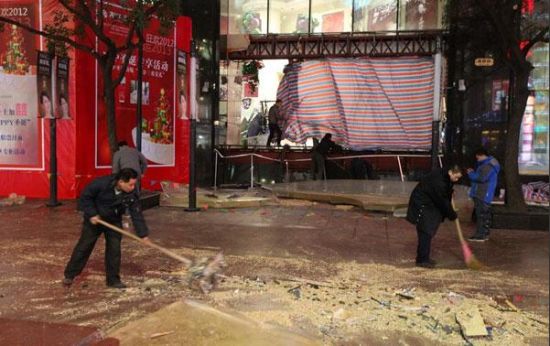 南京路鯊魚缸爆裂 南京路鯊魚缸爆裂