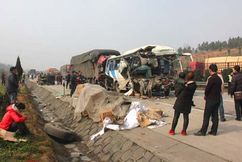 湖南邵陽數十車受霧霾影響追尾致1人亡