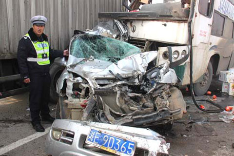 湖南邵陽數十車受霧霾影響追尾致1人亡