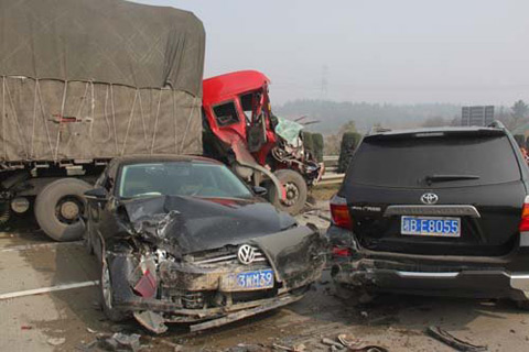 湖南邵陽數十車受霧霾影響追尾致1人亡