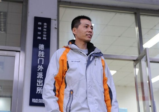 朱瑞峰日前表示,他手中還有至少5段重慶官員淫亂視頻,“當時官職都比雷政富大”,如果相關部門刻意掩蓋,他會把5個高官的淫亂視頻逐個曝光。圖為2013年1月28日,北京,警方調解完畢,朱瑞峰走出調解室。攝影:京華時報/徐曉帆