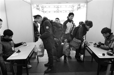 2013年1月26日春運(yùn)首日增開(kāi)臨客 溫州火車站送客21000多人