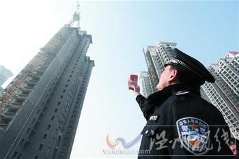 農民工爬上80米塔吊討薪