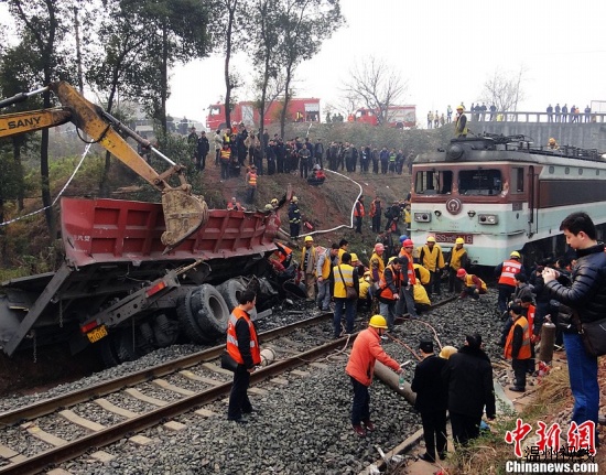 四川貨車沖出路面與火車相撞
