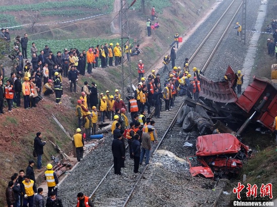 四川貨車沖出路面與火車相撞