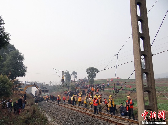 四川貨車沖出路面與火車相撞