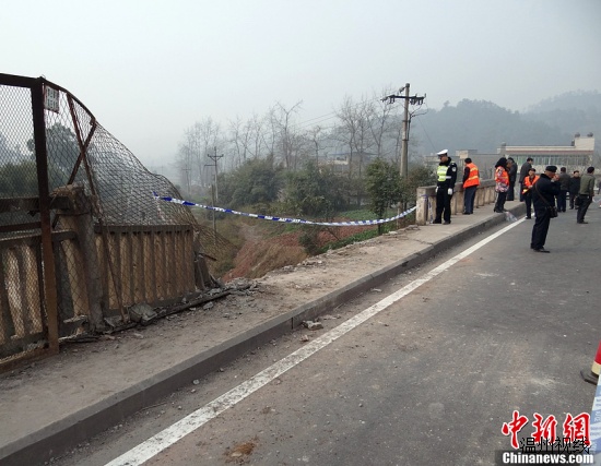 四川貨車沖出路面與火車相撞