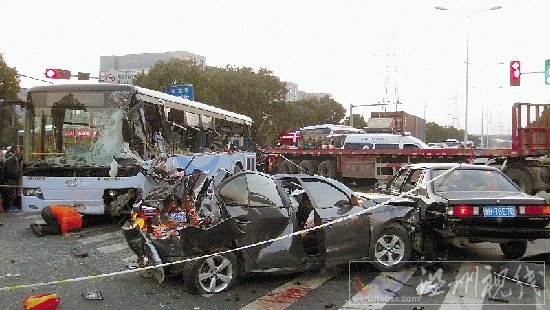 28日寧波鎮海車禍現場