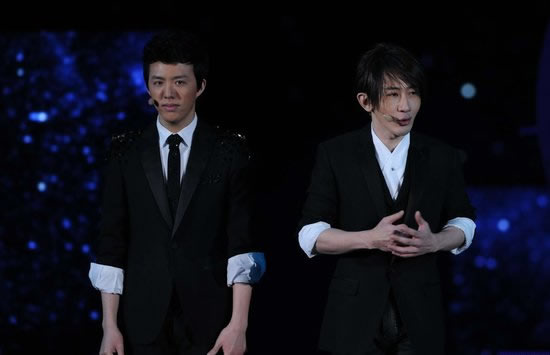 劉謙春晚調侃李云迪“找力宏”