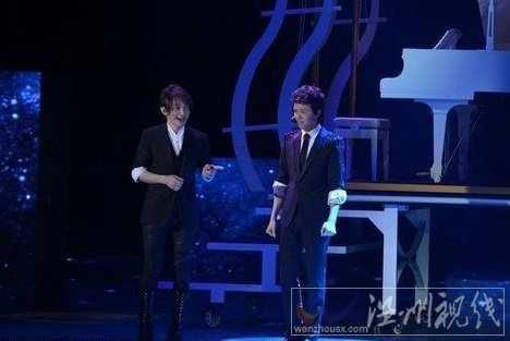 劉謙調侃“宏迪戀”李云迪“找力宏”