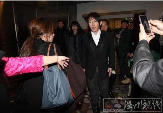 劉謙調侃“宏迪戀”李云迪“找力宏”