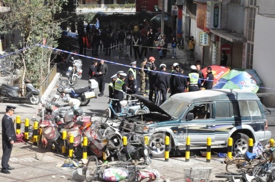 云南昆明越野車(chē)撞商城