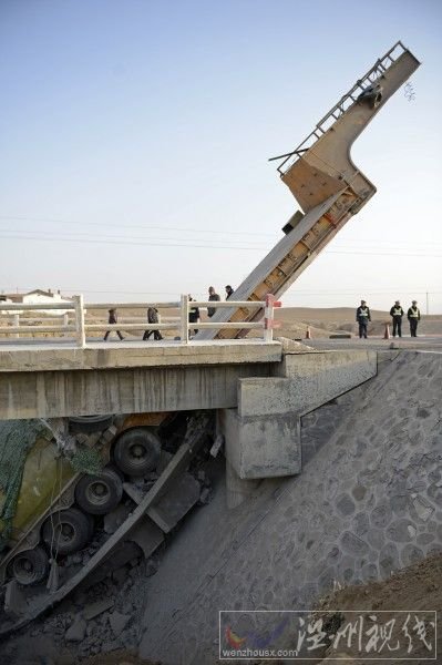 超重貨車將橋壓塌