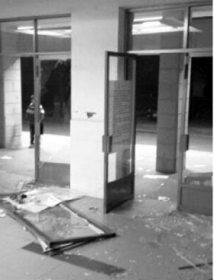 學生搶座擠破玻璃門