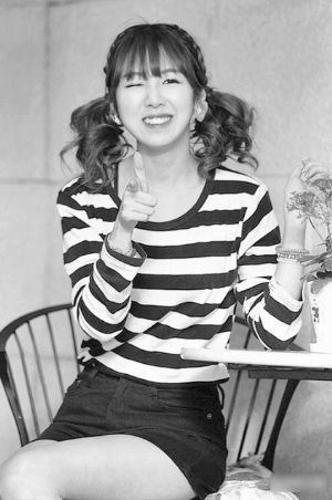 韓國23歲女歌手荷莉