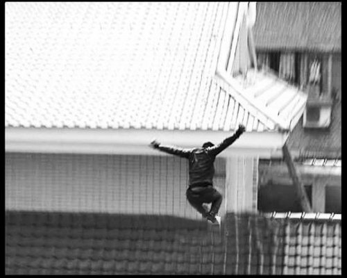 男子跳樓圍觀者起哄