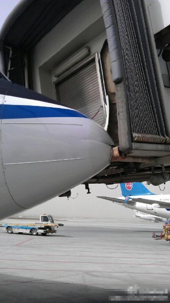 天津大風吹動飛機