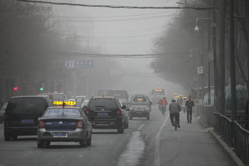 甘肅中西部沙塵漫天飛舞 鼎新現(xiàn)強沙塵暴