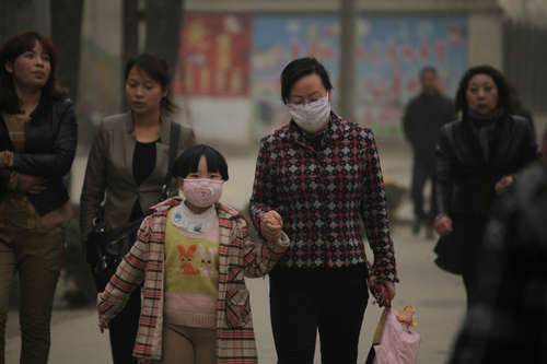 甘肅中西部沙塵漫天飛舞 鼎新現(xiàn)強沙塵暴