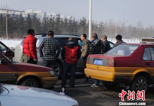 長春丟孩子,一發(fā)現(xiàn)有類似車輛,就會有人圍上去查問。