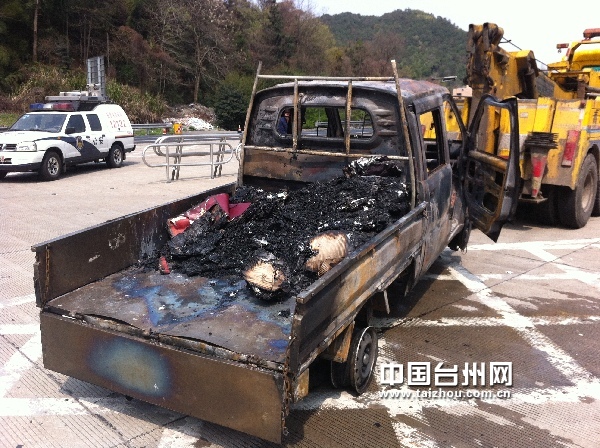 湖霧嶺隧道內貨車起火
