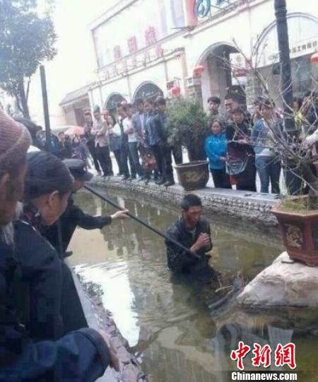 云南昭通城管毆打盲人丟入水中屬實 多人被停職